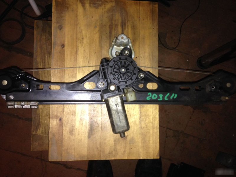 Стеклоподъемник левый Mercedes-Benz C-Class W203