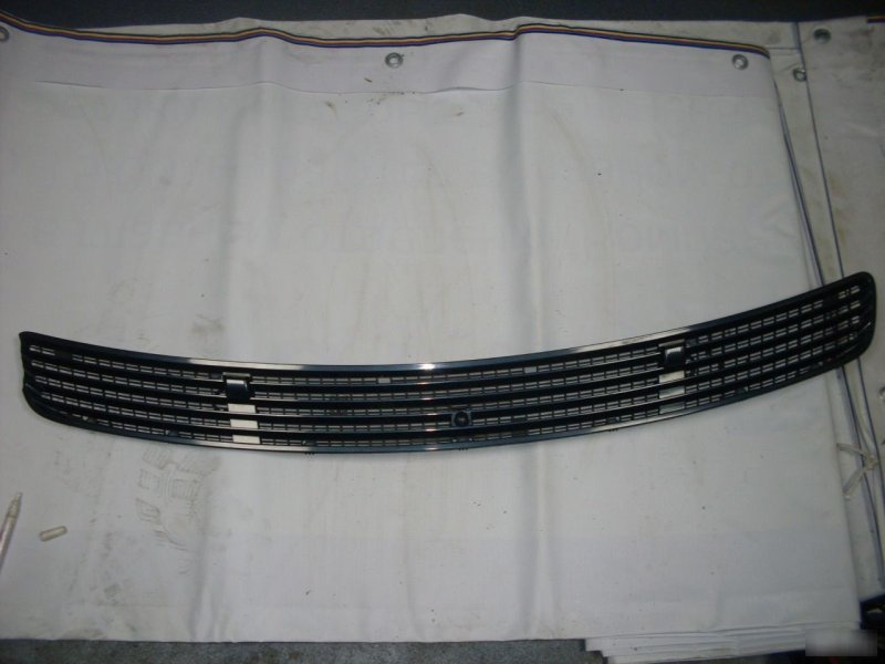 Решетка в капот Mercedes C W203 С ДЕФЕКТОМ