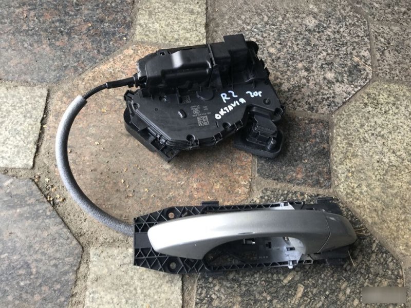 Замок двери задний правый Skoda Octavia A7