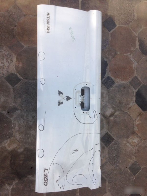 Дверь багажника Mitsubishi L200