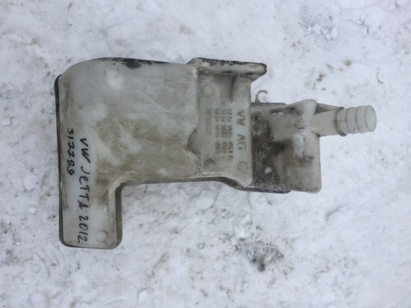 Бачок омывателя Volkswagen Jetta