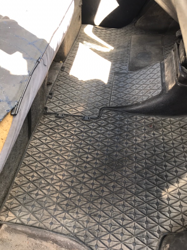 Коврик салона передний правый Mercedes Vito W638