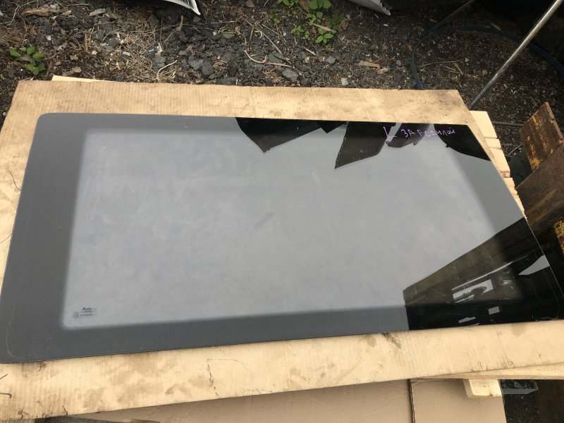 Стекло левое Mercedes Vito W638 за водителем