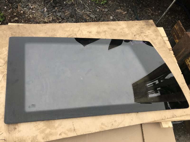 Стекло левое Mercedes Vito W638