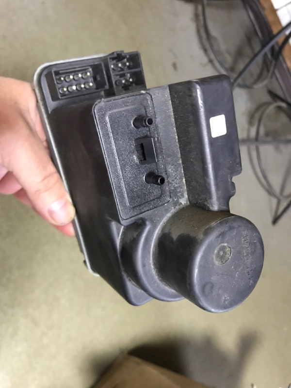 Компрессор центрального замка Mercedes C W202