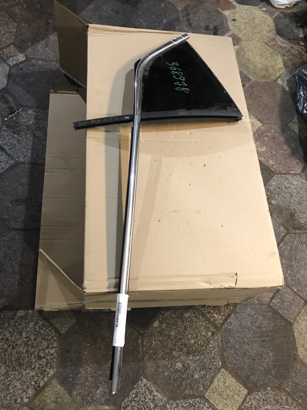 Форточка двери задняя правая Skoda Octavia