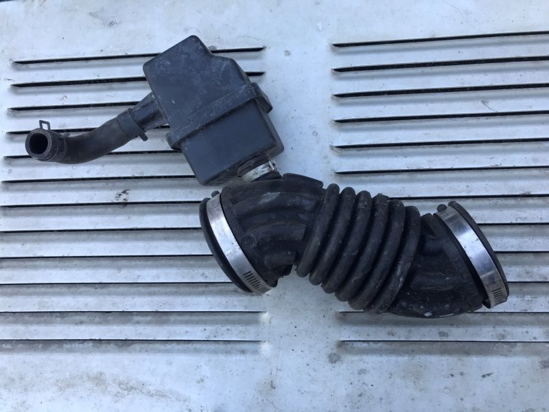 Патрубок воздушного фильтра Nissan Qashqai J10 2.0